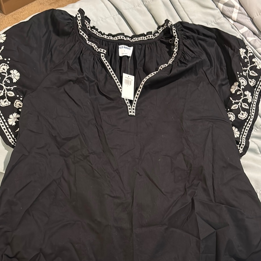 Old Navy Black and White Embroidered Flutter Sleeve Blouse